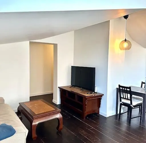 Historic Charm Your Old Town Retreat דירה *