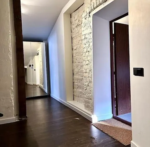 Historic Charm Your Old Town Retreat דירה *