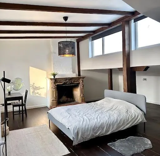 Historic Charm Your Old Town Retreat דירה ריגה